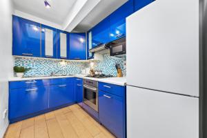 Balcony Blue Theme 1 Bedroom Central London Luxury Flat Near Hyde Park! Accommodates up to 6! Double Sofa Bed and Next to Station!