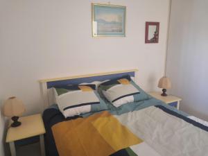 1 dormitorio con 1 cama con 2 mesas y 2 lámparas en Ti Jak, en Sarzeau