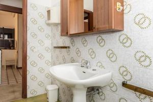 baño con lavabo y armario en P002 - Porto Recanati, trilocale a due passi dal mare en Porto Recanati