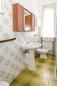 ein Bad mit einem Waschbecken und einem WC in der Unterkunft P002 - Porto Recanati, trilocale a due passi dal mare in Porto Recanati