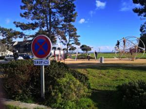 un letrero de la calle frente a un parque infantil en Ti Jak, en Sarzeau