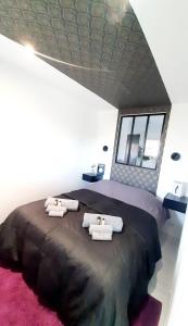- une chambre avec un grand lit et des serviettes dans l'établissement Au calme agréable 2 pièces balcon vue verdure centre ville, au Cannet
