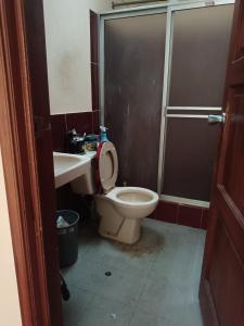 La salle de bains est pourvue de toilettes et d'un lavabo. dans l'établissement Habitaciones en vivienda ubicada en urbanización privada, à Cuenca