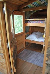 een kamer met 2 stapelbedden in een hut bij Superbe mas proche centre-ville in Salon-de-Provence