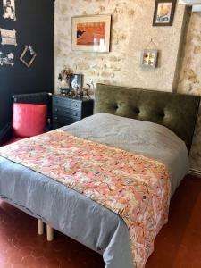 een slaapkamer met een bed en een dressoir bij Superbe mas proche centre-ville in Salon-de-Provence