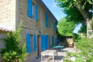 ein Gebäude mit blauen Fensterläden auf der Seite in der Unterkunft Superbe mas proche centre-ville in Salon-de-Provence