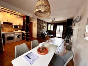 una cucina e un soggiorno con tavolo e sedie di Gredos Starlight House a Mijares Altre 25 foto