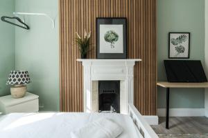 um quarto com uma lareira, uma cama e uma secretária em Shoreditch-bricklane-convenient-central-liverpoolstreet em Londres