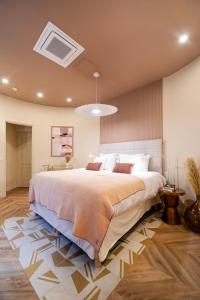 - une grande chambre avec un grand lit et un plafond dans l'établissement Apartments WS Louvre - Saint-Roch Luxe, à Paris