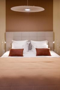 - une chambre avec un grand lit et 2 oreillers dans l'établissement Apartments WS Louvre - Saint-Roch Luxe, à Paris