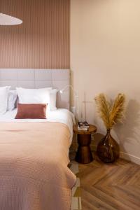 um quarto com uma cama e uma mesa com uma planta em Apartments WS Louvre - Saint-Roch Luxe em Paris