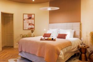 um quarto com uma cama grande e uma bandeja em Apartments WS Louvre - Saint-Roch Luxe em Paris