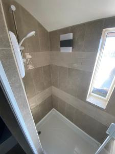 a bathroom with a large shower with a tub at Quiet cosy 1 bedroom apartment Carrington F1 in Nottingham