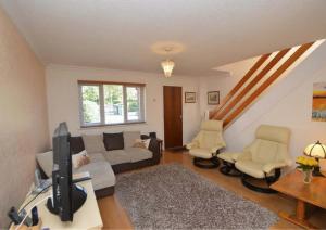 een woonkamer met een bank en een tv bij Cosy & Peaceful 3B Home in Sandridge, St Albans in Saint Albans
