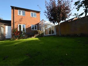 聖奧爾本斯的住宿－Cosy & Peaceful 3B Home in Sandridge, St Albans，一座带围栏的绿色庭院