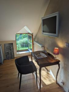 TV a/nebo společenská místnost v ubytování une oasis dans le perche