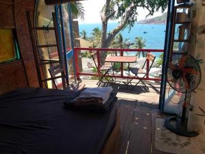 Habitación con cama y vistas al océano. en Banana homestay en Quy Nhon