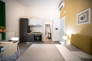 ein Wohnzimmer mit einer Küche und einem Esszimmer in der Unterkunft Appartamenti vista mare Otranto in Otranto