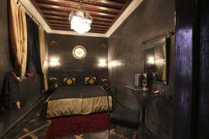 Postel nebo postele na pokoji v ubytování Riad Mille Et Une Nuits + 37 fotografií
