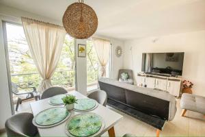 una sala de estar con una mesa con platos. en Espectacular apartamento en excelente sector en Yopal
