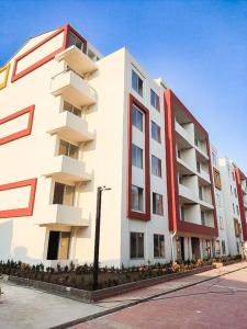 um grande edifício branco e vermelho numa rua em Espectacular apartamento en excelente sector em Yopal