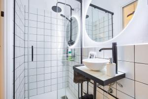 a bathroom with a sink and a mirror at MEZZANINE ORANGE in Madrid