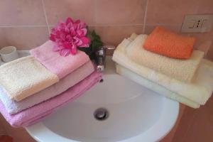 a pile of towels sitting on top of a white sink at Casa verde 4 Climatizzata in Castellammare del Golfo