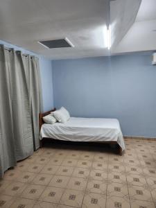 małe łóżko w pokoju z oknem w obiekcie Boca Vieja #1 w mieście Quepos