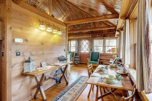 ユーレカ・スプリングスにあるLake Lucerne - Treehouse Cabin #01の木製の壁と木製テーブルが備わるダイニングルーム