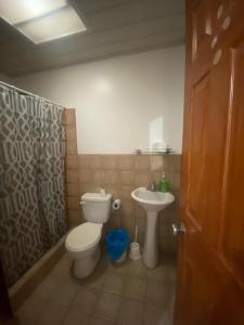 łazienka z toaletą i umywalką w obiekcie Boca Vieja #1 w mieście Quepos