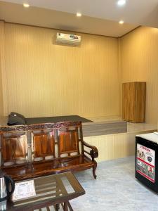 Motel Khánh Võ في Long Khanh: غرفة مع أريكة في زاوية غرفة