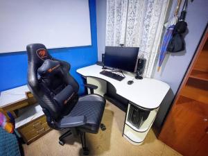 biuro z biurkiem i krzesłem z komputerem w obiekcie Departamento Céntrico cómodo y acogedor w mieście Puno