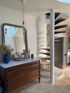 cocina con tocador de madera y escalera de caracol en Maison de ville atypique avec terrasse et poêle, en Fontenay-sous-Bois