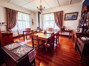 a dining room with a table and chairs in it at CasaMia in Bredasdorp