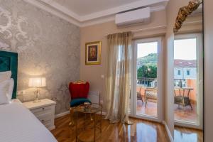 1 dormitorio con cama, ventana y mesa en San Mihael luxury rooms 1, en Dugopolje