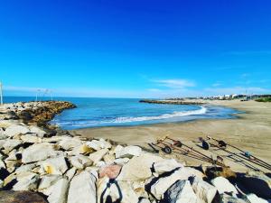 - une plage avec des rochers et l'océan dans l'établissement Casa Santa Clara, à Santa Clara del Mar