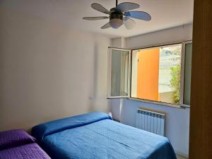1 dormitorio con 1 cama y ventilador de techo en SE052 - Marotta, delizioso bilocale con giardino, en Marotta