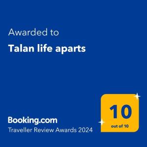 阿特勞的住宿－Talan life aparts，黄色标志,文字被授予塔利亚生命物剂