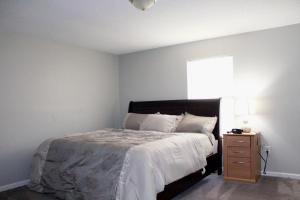 ein Schlafzimmer mit einem Bett und eine Kommode mit einem Fenster in der Unterkunft MD Cozy Corner in Johnson City
