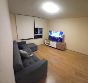 TV a/nebo společenská místnost v ubytování DEPARTAMENTO COMODO EN CHICLAYO