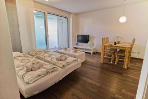 1 dormitorio con cama, mesa y comedor en Residenz am Bodensee, en Friedrichshafen