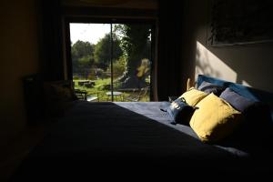 Postel nebo postele na pokoji v ubytování une oasis dans le perche