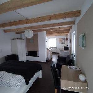 una camera con letto, tavolo e sedie di Apartment "Stine" a Erpen
