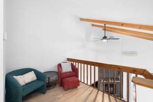 Istumisnurk majutusasutuses Cozy & Simple Condo with Views of Mont-Tremblant