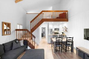 Televiisor ja/või meelelahutuskeskus majutusasutuses Cozy & Simple Condo with Views of Mont-Tremblant