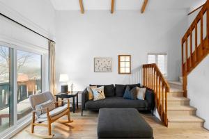 Istumisnurk majutusasutuses Cozy & Simple Condo with Views of Mont-Tremblant