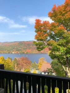 - Balcón con vistas al lago en Cozy & Simple Condo with Views of Mont-Tremblant, en Mont-Tremblant