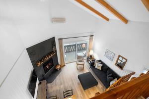 Televiisor ja/või meelelahutuskeskus majutusasutuses Cozy & Simple Condo with Views of Mont-Tremblant
