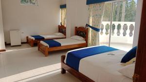 A bed or beds in a room at Hotel Posada San Sebastian