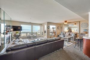 sala de estar amplia con sofá y mesa en Ocean-View Imperial Beach Condo with Community Perks en Imperial Beach